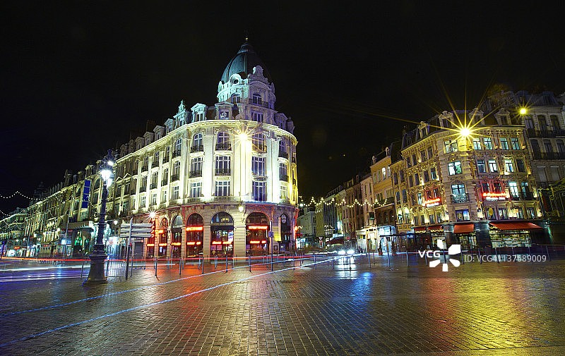 中央大街的咖啡馆和街道图片素材