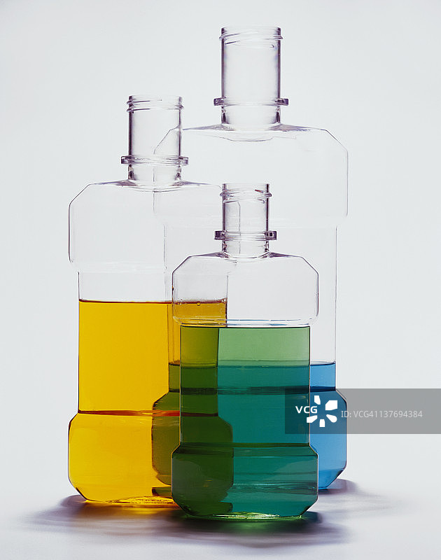 装有彩色液体的三个塑料瓶图片素材