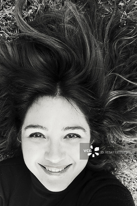 草地上自拍图片素材