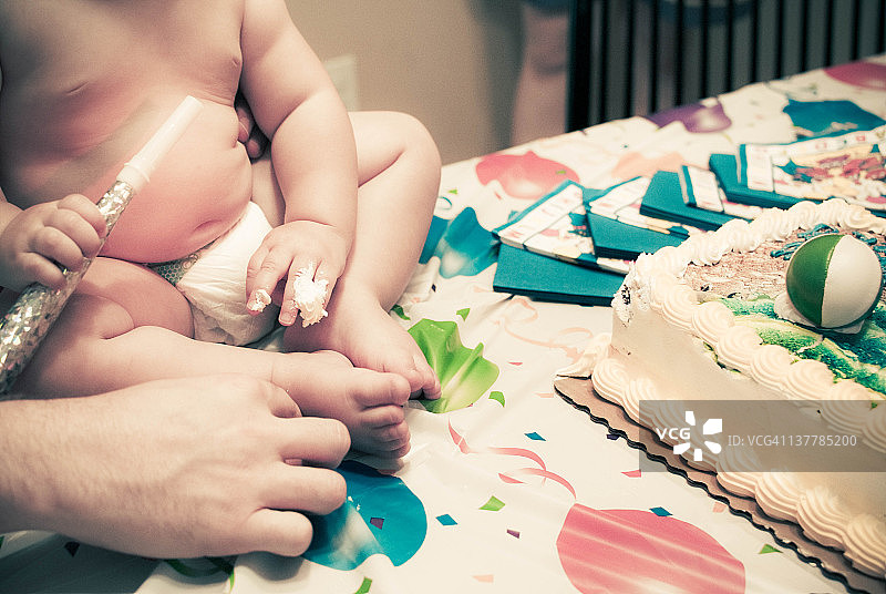 宝宝坐在蛋糕前图片素材