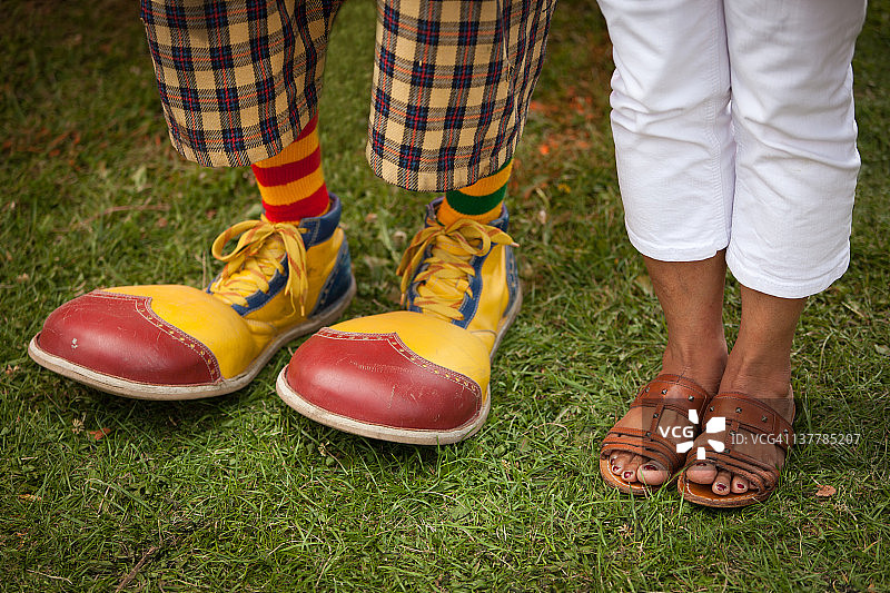 小丑鞋和露趾凉鞋图片素材