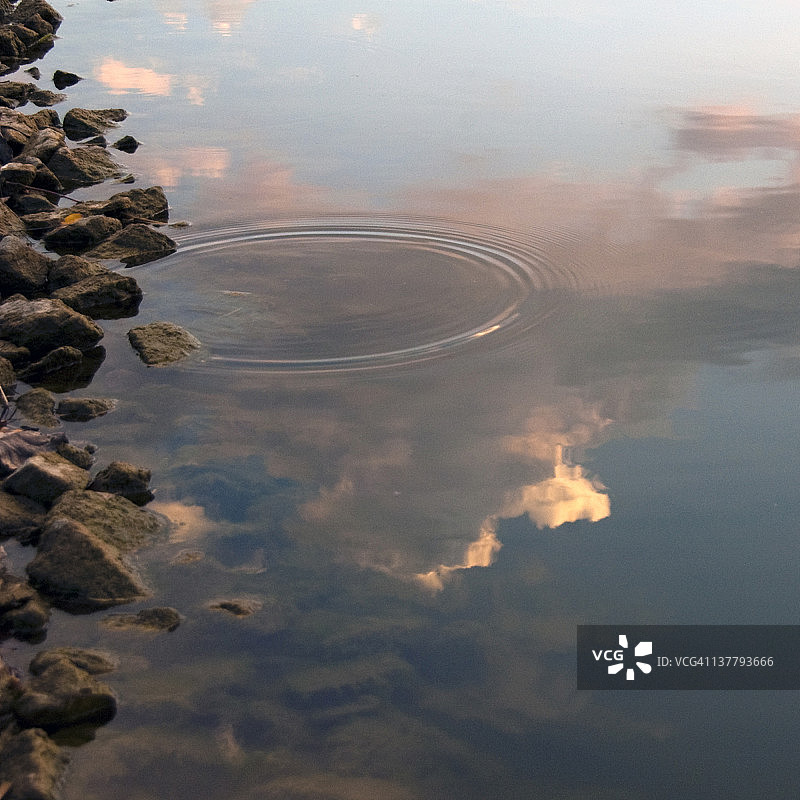 岩石海滩水面倒影云图片素材