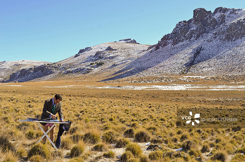 在森林里的男人图片素材