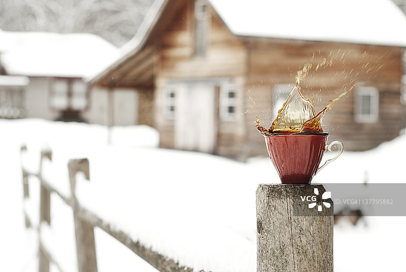 户外咖啡飞溅图片素材