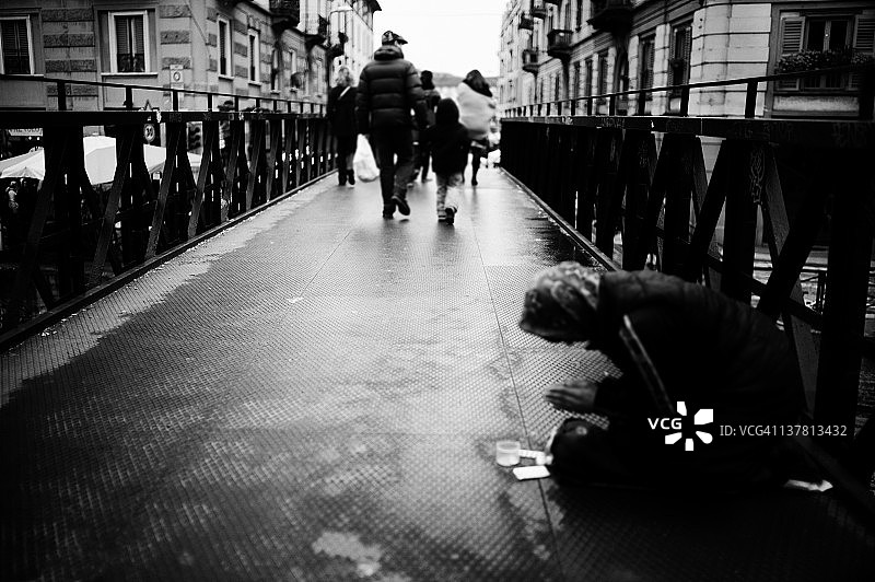 乞讨。城市风光。黑与白图片素材