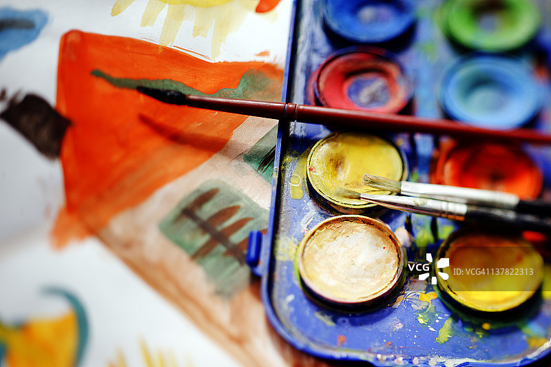 水彩颜料与画笔：彩色图像图片素材