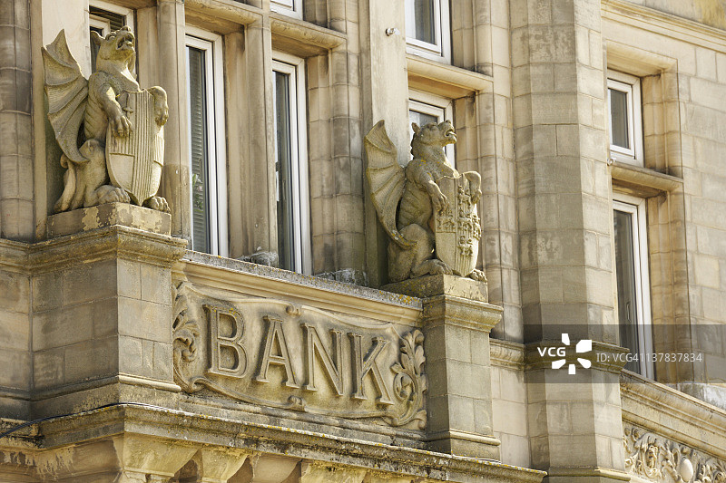 石性格里芬守护的旧建筑上的银行标志图片素材