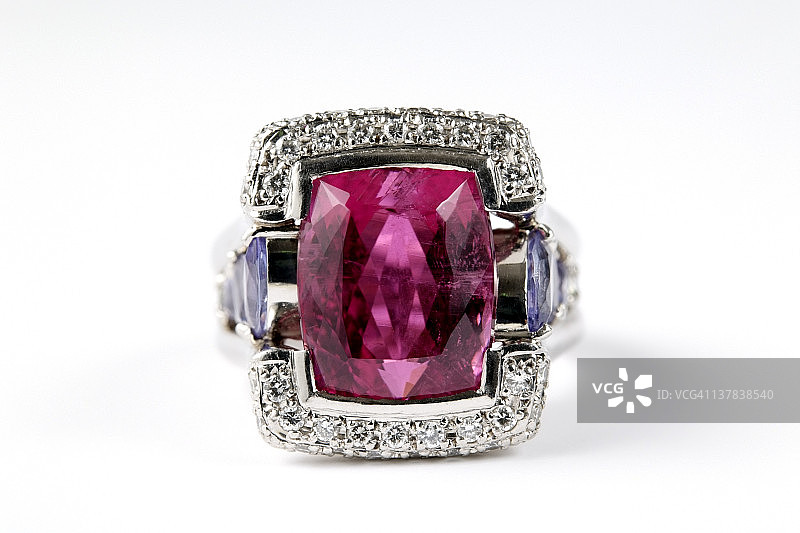 白色背景上的豪华红宝石钻戒的独立照片图片素材