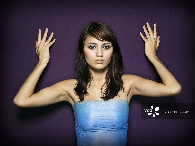 身穿蓝色衣服的年轻女子图片素材