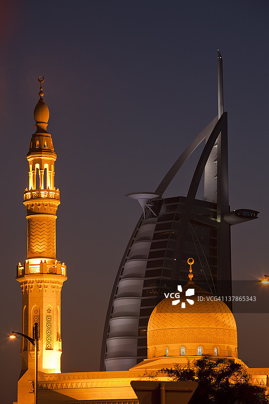 阿联酋迪拜乌姆苏盖姆清真寺和阿拉伯塔图片素材