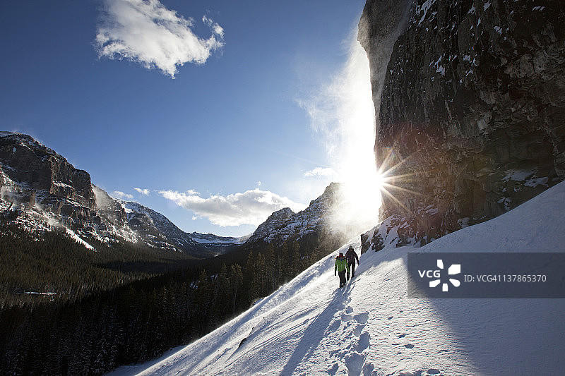 两位女子在雪地里徒步旅行图片素材
