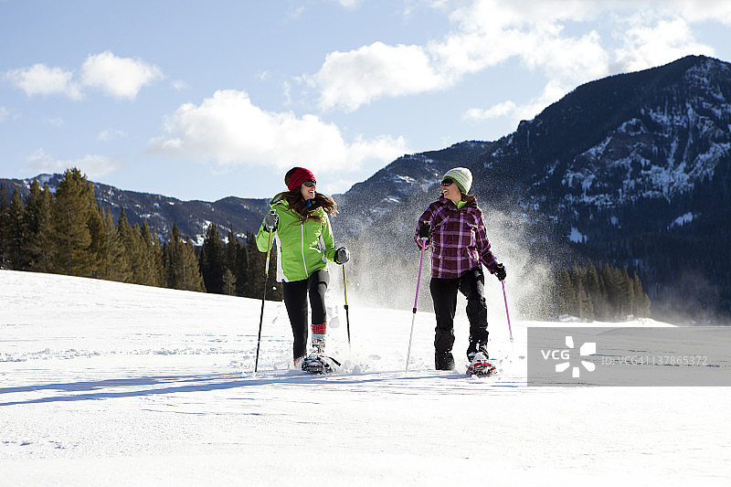 两个女人穿着雪鞋图片素材