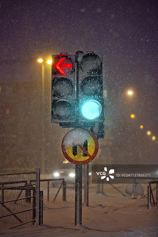 暴风雪中的交通信号灯图片素材