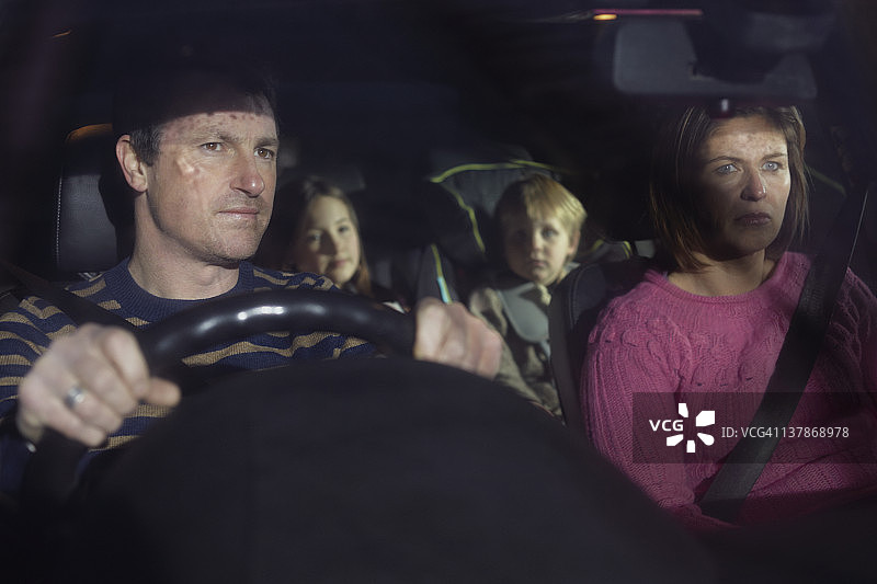 夜晚在车里的一家人图片素材
