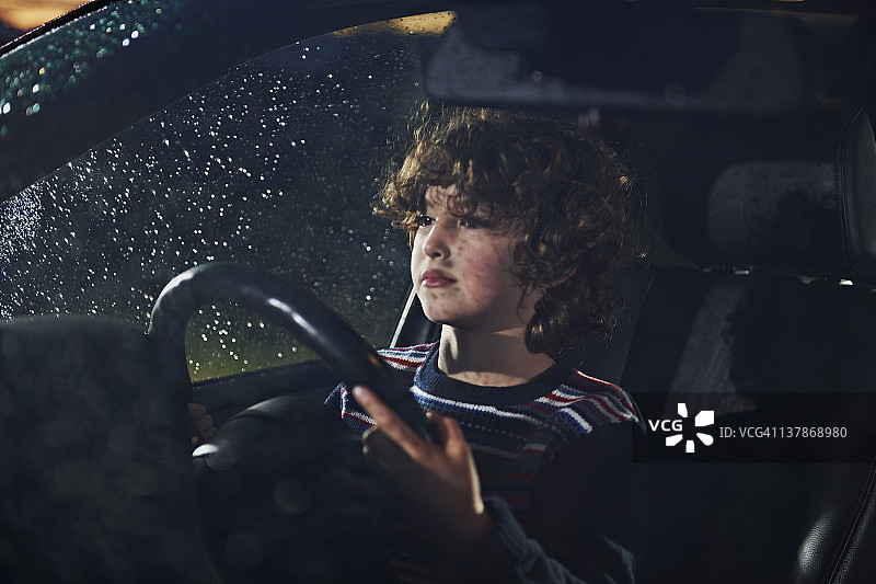 假装开车的男孩图片素材