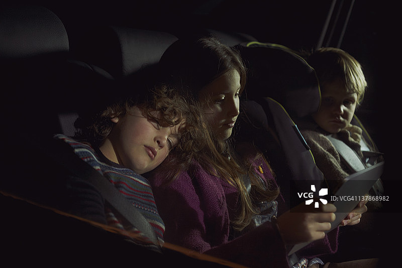 汽车后座上的孩子们图片素材