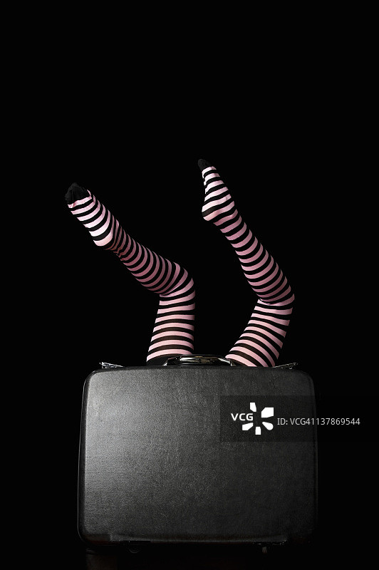 腿和行李箱图片素材