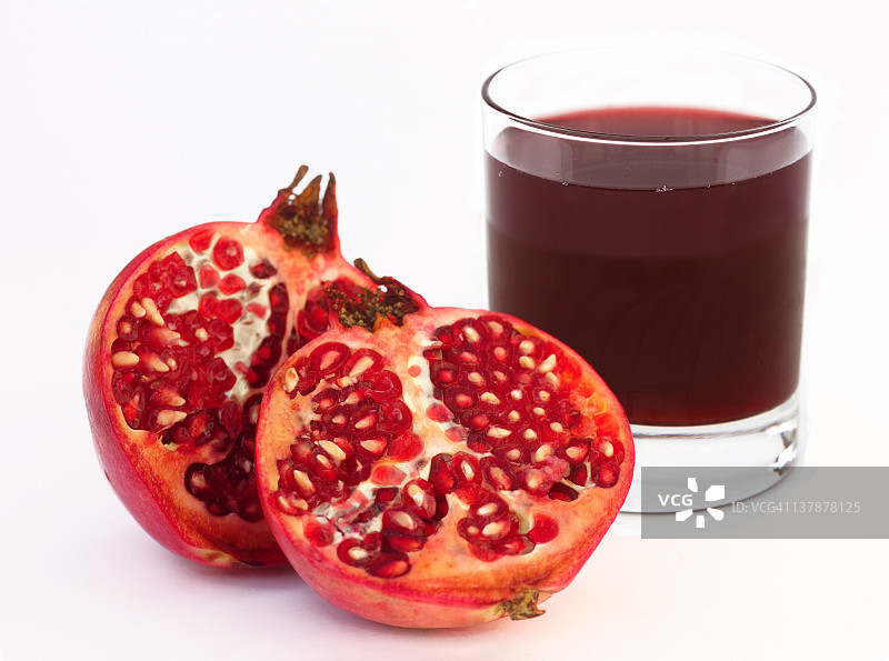 切半的成熟石榴与石榴汁图片素材