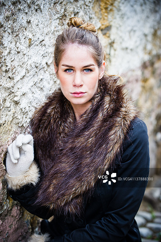 穿着毛领的女人图片素材