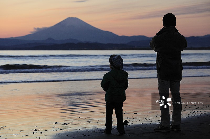 父子站在沙滩上图片素材