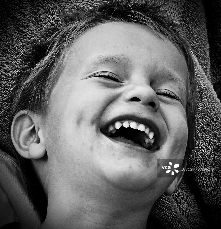 男孩在笑图片素材