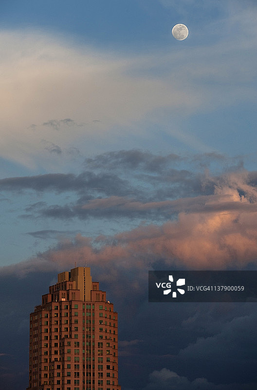 满月下的摩天大楼图片素材