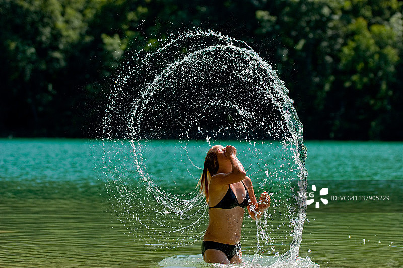 女人甩动湿发图片素材
