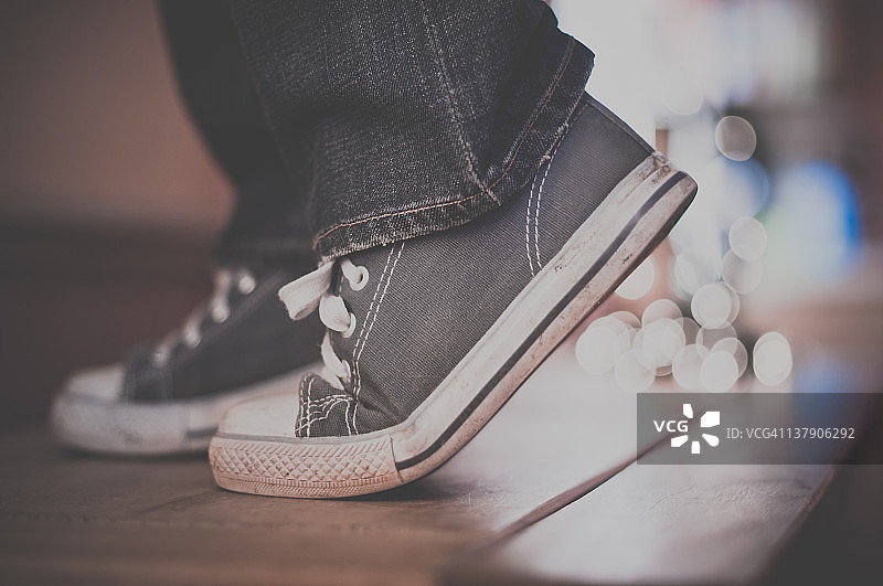 踮起脚尖的儿童图片素材