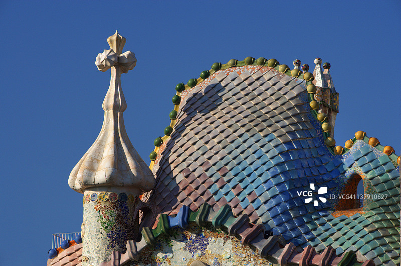 巴塞罗那巴特略公寓的瓷砖屋顶图片素材