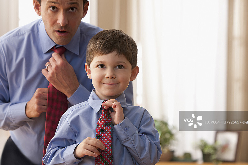 父子一同整理领带图片素材