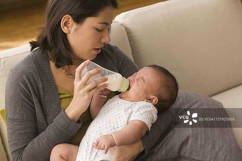 母亲喂奶瓶图片素材