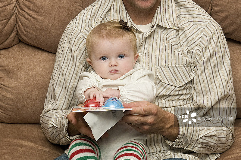 和父亲在一起的小宝宝肖像图片素材