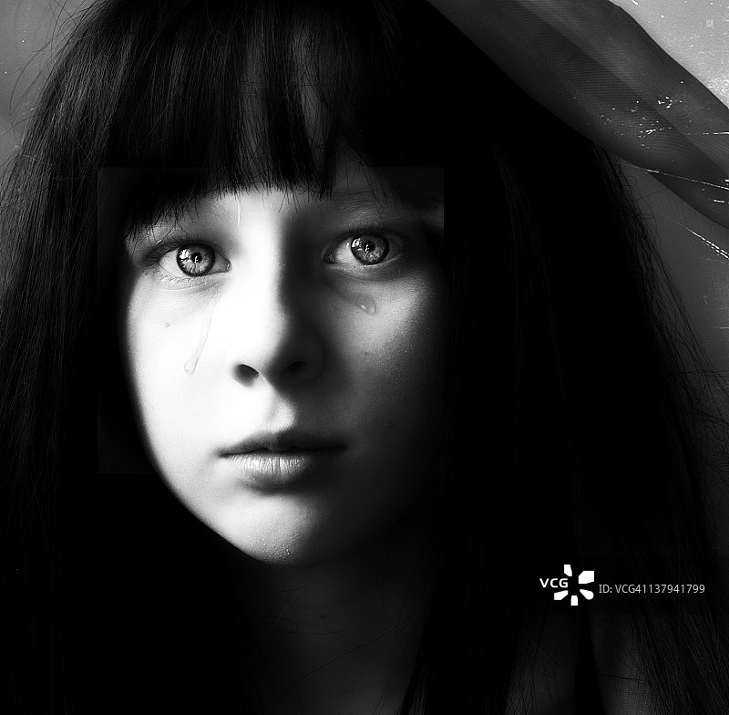 哭泣的女孩图片素材