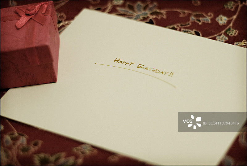 小型礼品盒和信封图片素材