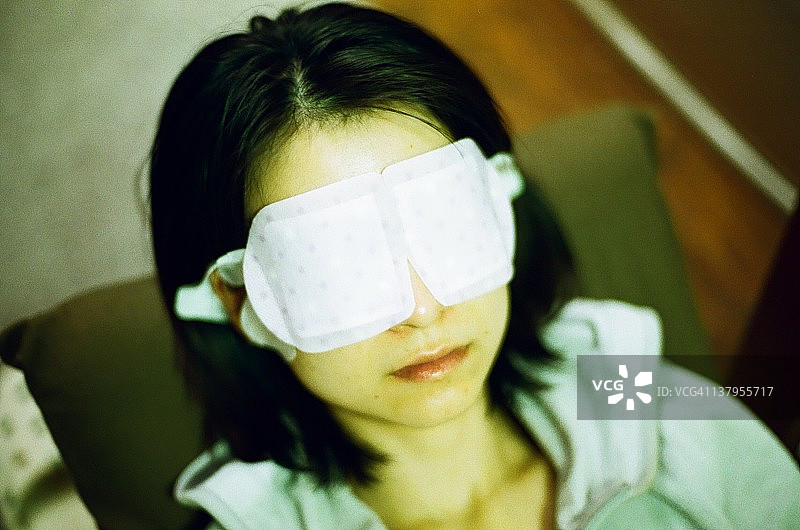 戴着眼罩的女人睡觉图片素材