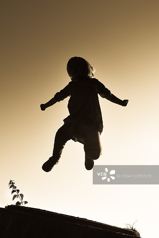 女孩做出令人惊喜的跳跃图片素材