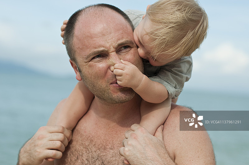 宝宝触摸父亲的鼻子图片素材