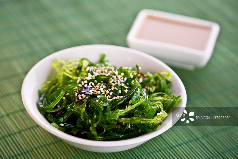 一碗裙带菜海藻沙拉图片素材