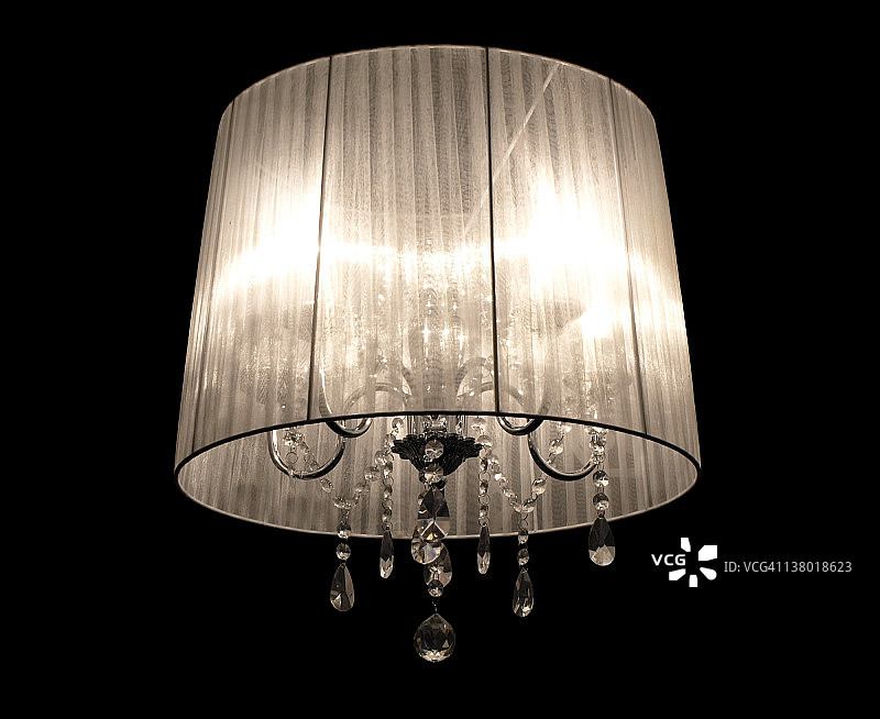 黑色背景下的水晶灯图片素材