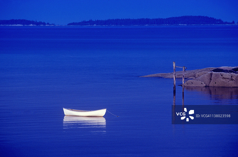 系泊的白色小艇图片素材