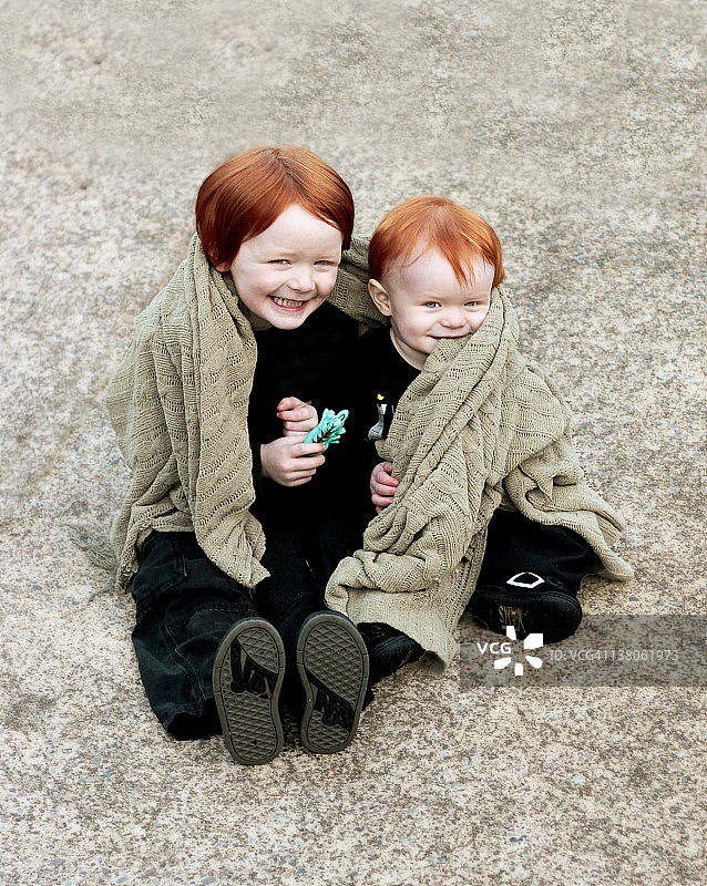 裹着毯子的兄弟图片素材