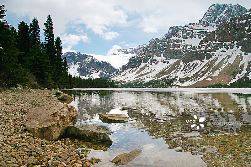 贾斯珀国家公园弓湖倒影图片素材
