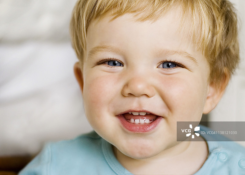 微笑男孩的肖像图片素材