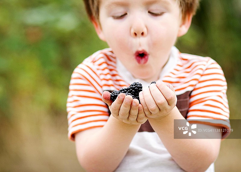 拿着黑莓的男孩图片素材
