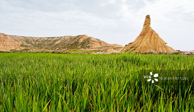 阿格达斯岩层与草地图片素材