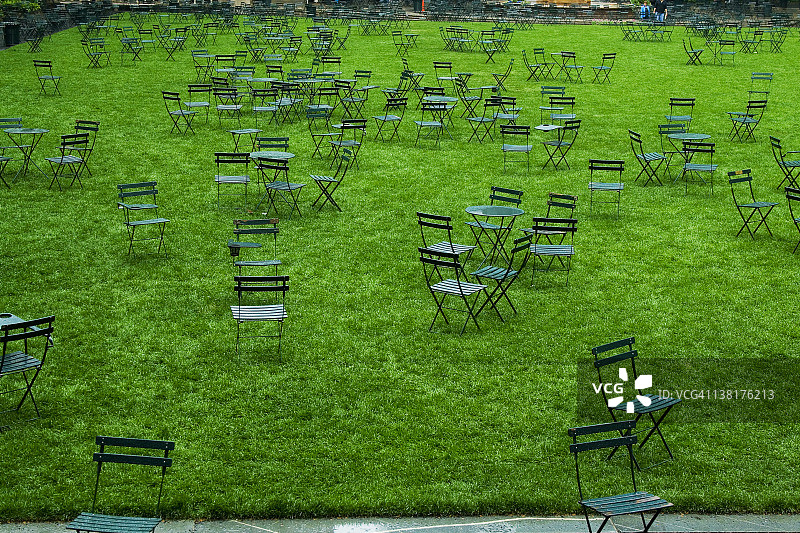 草坪上的空椅子图片素材