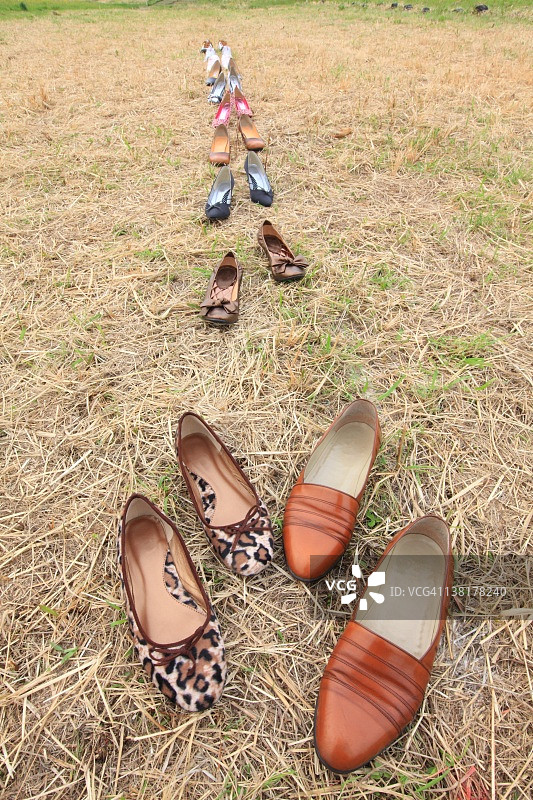 草地上的多种鞋子图片素材
