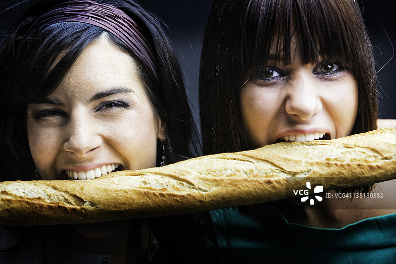 女孩们吃法式面包图片素材