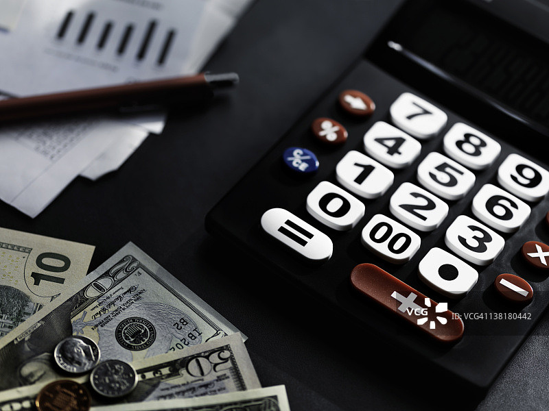 计算器、货币、发票和笔图片素材