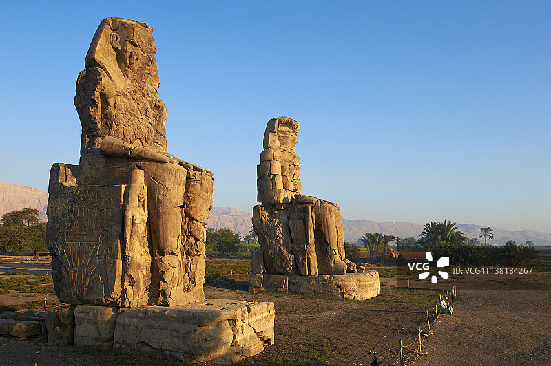埃及尼罗河谷卢克索门农巨像图片素材